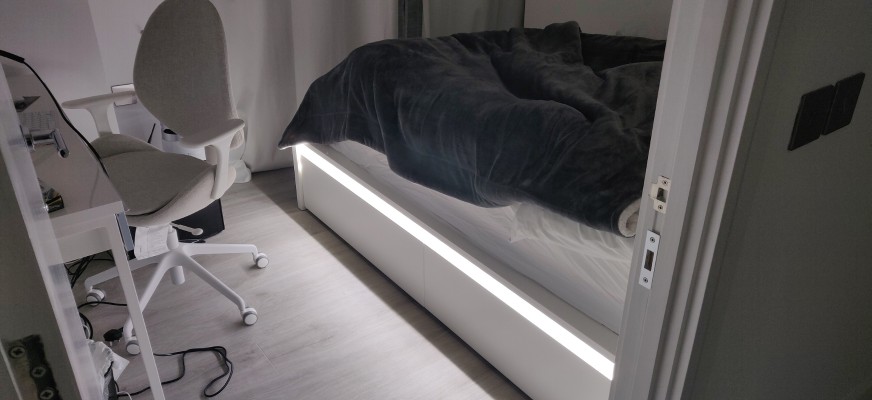 白色系性冷淡装修与手办摆放