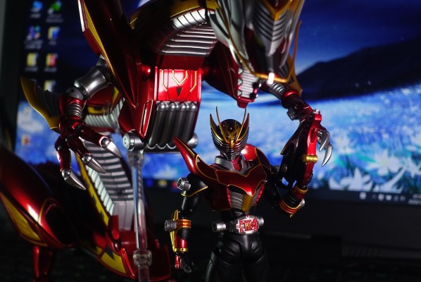 S.H.Figuarts  假面骑士龙骑生存形态