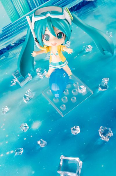 粘土人 #339b 初音未来 泳装Ver. 全家便利店 颜色