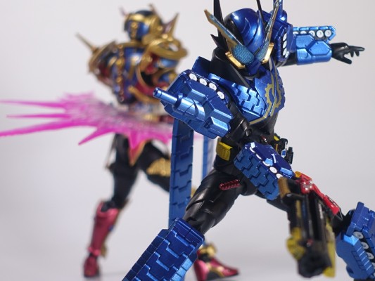 S.H.Figuarts 假面骑士：创骑 假面骑士创骑 双坦形态