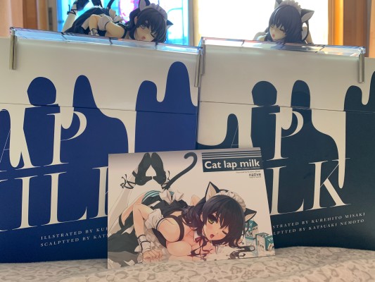 两只猫咪两只猫咪舔牛奶