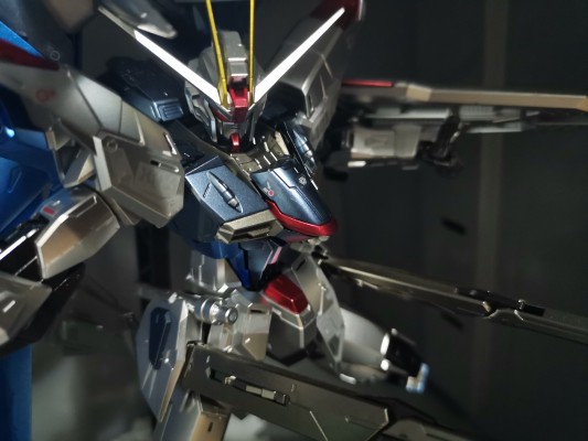 MG 1/100 自由高达【クリア外装パーツ付き】