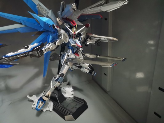 MG 1/100 自由高达【クリア外装パーツ付き】