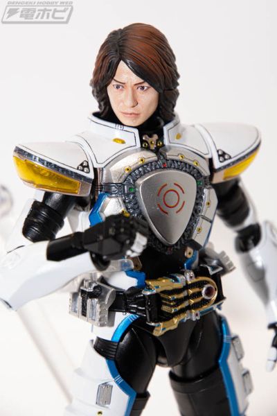 S.H.Figuarts（真骨雕制法） 假面骑士战骑 保全模式/爆发模式 (红音也)