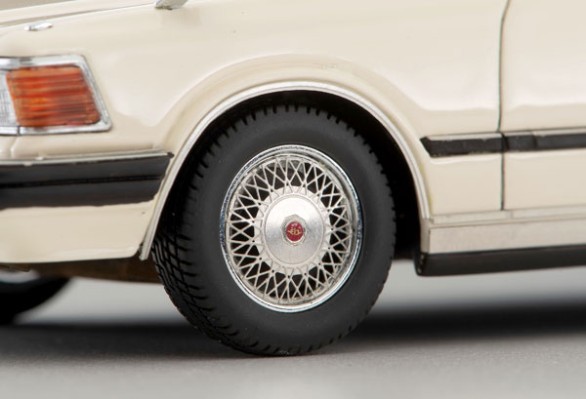 Ignition Model x Tomytec T-IG4325 日产Nissan 赛德里克 HT 280E Broam (白色)