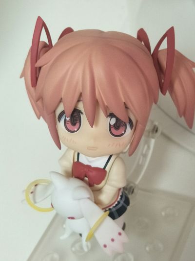 粘土人 #175 魔法少女小圆 鹿目圆香 & 丘比 学校统一的版本。