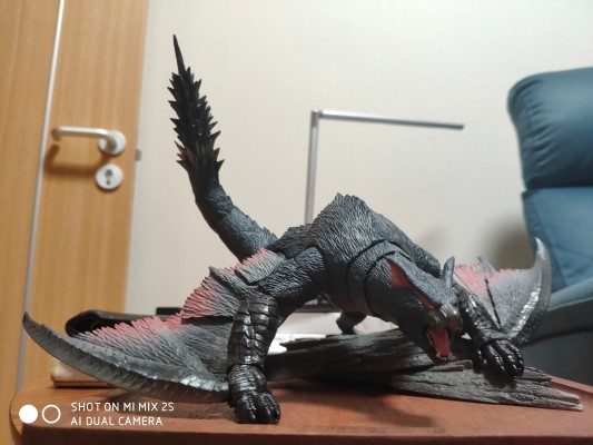 S.H.MonsterArts 怪物猎人 迅龙