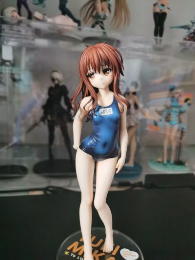 她实在太小了（指身高