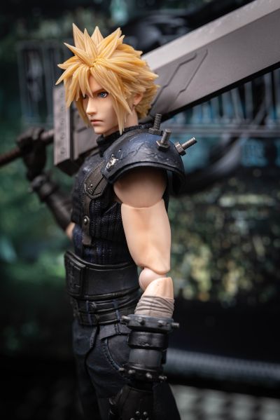 PlayArts改 最终幻想VII 重制版 克劳德・史特莱夫 Version 2