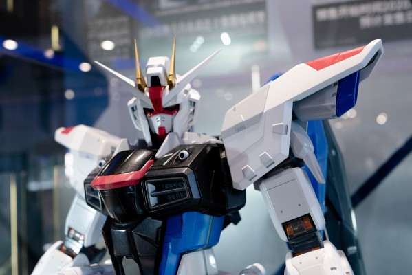 1/24  机动战士高达SEED ZGMF-X10A  实物大自由高达立像微缩雕像