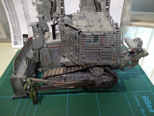 1/35 美国 D9R 装甲推土机 格栅装甲型