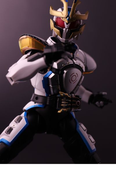 S.H.Figuarts（真骨雕制法） 假面骑士战骑 保全模式/爆发模式 (红音也)