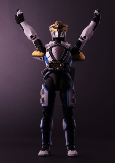 S.H.Figuarts（真骨雕制法） 假面骑士战骑 保全模式/爆发模式 (红音也)