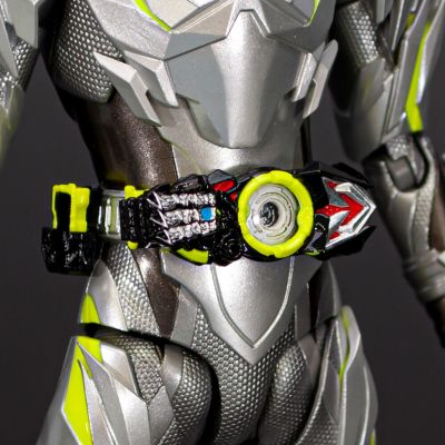 S.H.Figuarts  假面骑士零一 金属簇飞蝗