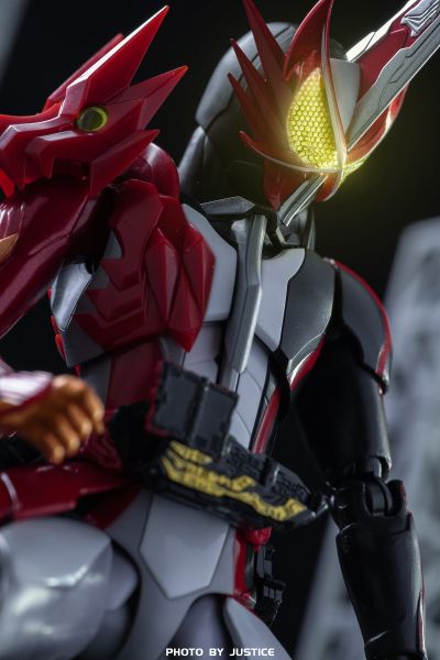 S.H.Figuarts 假面骑士圣刃 勇气之龙