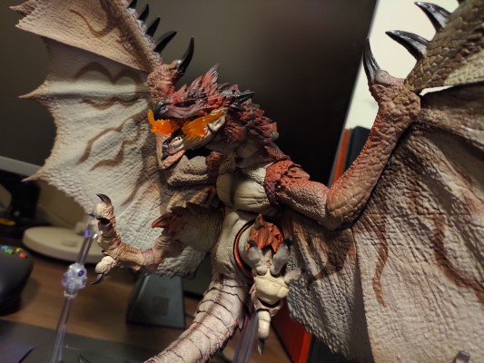 S.H.MonsterArts 怪物猎人 雄火龙