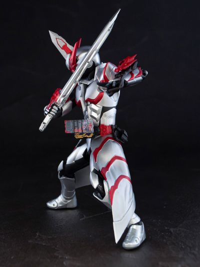 S.H.Figuarts   假面骑士圣刃 龙骑士