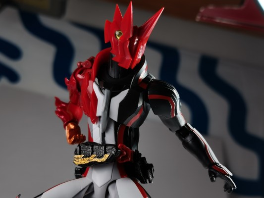 S.H.Figuarts 假面骑士圣刃 勇气之龙