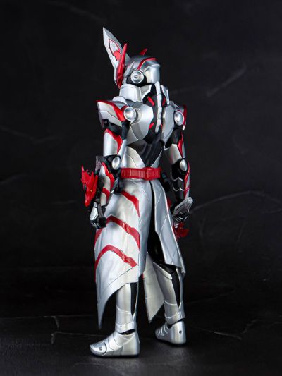 S.H.Figuarts   假面骑士圣刃 龙骑士