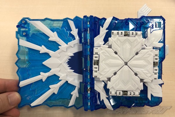 DX系列 假面骑士圣刃 银鬃冰兽战记 奇幻驱动书