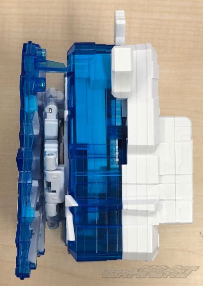 DX系列 假面骑士圣刃 银鬃冰兽战记 奇幻驱动书