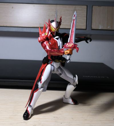 S.H.Figuarts 假面骑士圣刃 勇气之龙