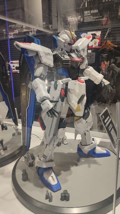 1/24  机动战士高达SEED ZGMF-X10A  实物大自由高达立像微缩雕像