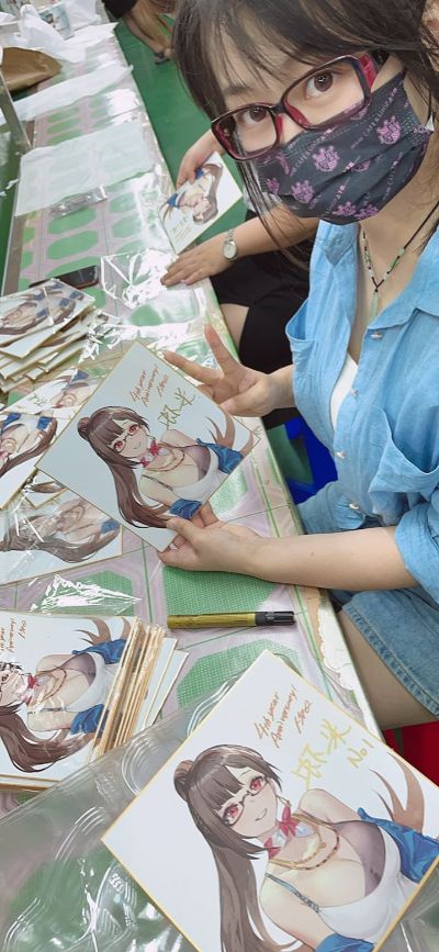 虾米大模王 虾米四周年纪念手办「初次见面」灰调ver.