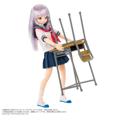 学校的书桌和椅子