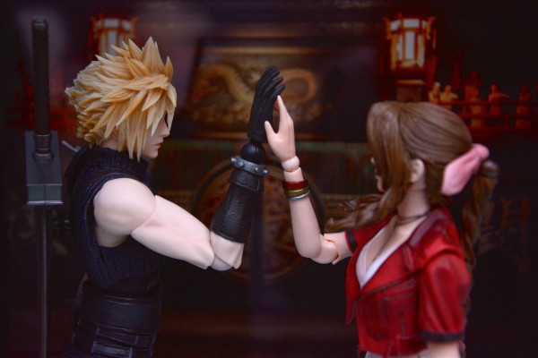 PlayArts改 最终幻想VII 重制版 爱丽丝·盖恩斯巴勒