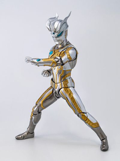 S.H.Figuarts  终极赛罗闪耀型