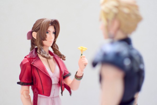 PlayArts改 最终幻想VII 重制版 爱丽丝·盖恩斯巴勒