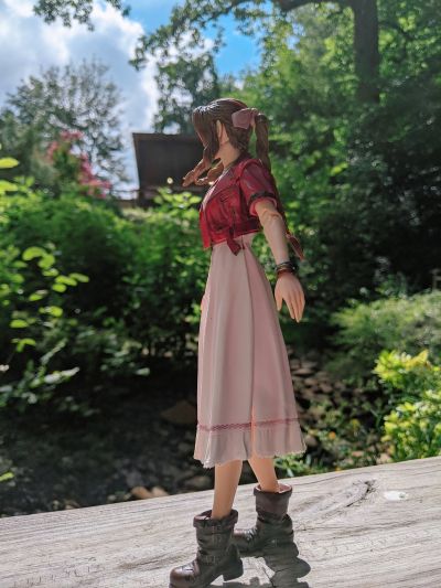 PlayArts改 最终幻想VII 重制版 爱丽丝·盖恩斯巴勒