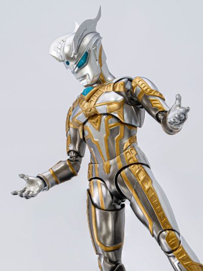 S.H.Figuarts  终极赛罗闪耀型