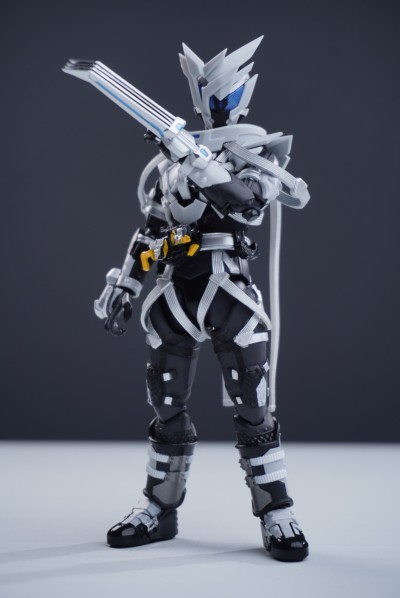 S.H.Figuarts   假面骑士圣刃 龙骑士