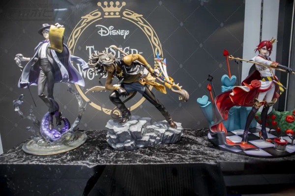 迪士尼 扭曲仙境 Leona Kingscholar