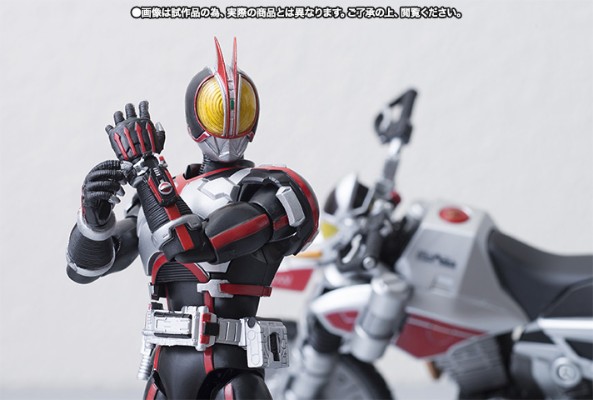 S.H.Figuarts  机动摩托人与假面骑士555套装