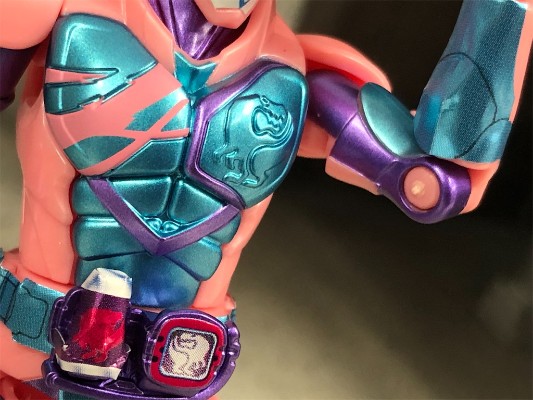 装动 假面骑士利维斯 第一弹 与 装动 假面骑士圣刃 与 装动 假面骑士零一