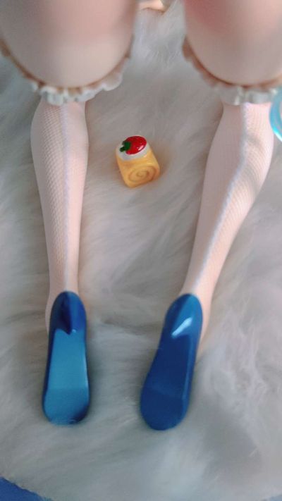 主人欢迎回来，想先吃蛋糕还是先吃我呢～(∩❛ڡ❛∩)