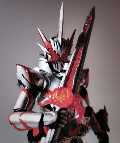 S.H.Figuarts   假面骑士圣刃 龙骑士