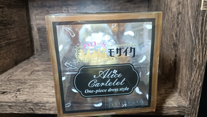 爱丽丝·卡塔雷特 连衣裙风格 乳白粉红