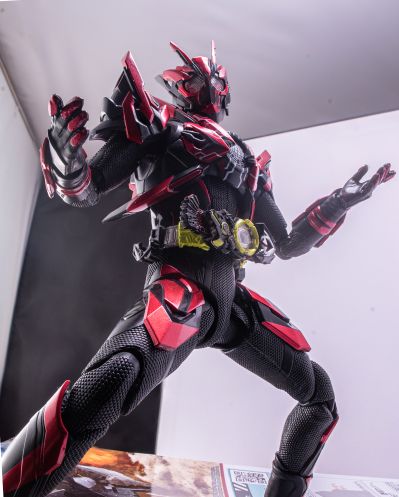 S.H.Figuarts 剧场版 假面骑士零一 真实×时间 假面骑士零一 地狱飞升蝗虫