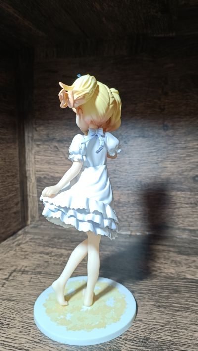 爱丽丝·卡塔雷特 连衣裙风格 乳白粉红