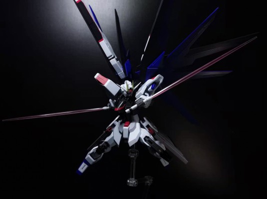 ROBOT魂〈机动战士系列〉   自由高达 (特别配色版)