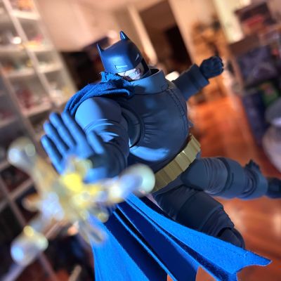 MAFEX No.146 蝙蝠侠 黑暗骑士归来 重甲蝙蝠侠