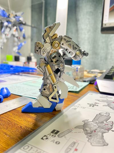 RG 1/144  Hi-ν高达