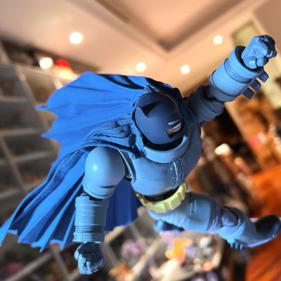 MAFEX No.146 蝙蝠侠 黑暗骑士归来 重甲蝙蝠侠