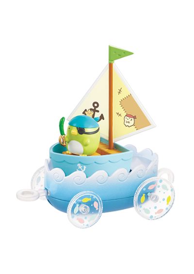 角落小伙伴 坐在飘浮的游艇上