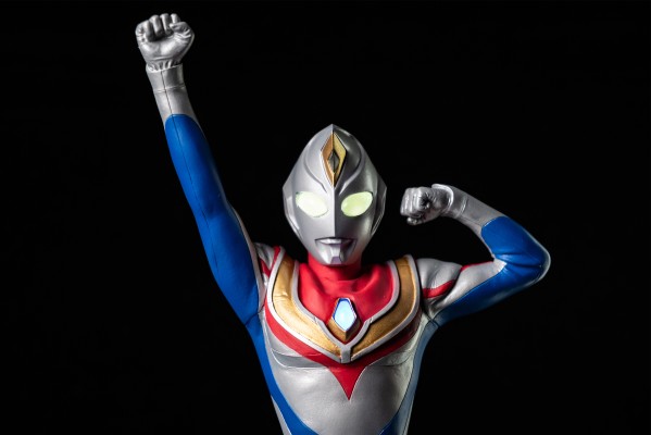 真的杰作系列  Plus 戴拿奥特曼(闪亮型) 登场造型