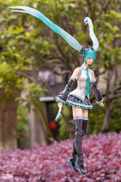 PlayArts改 DESIGNED BY TETSUYA NOMURA 初音未来